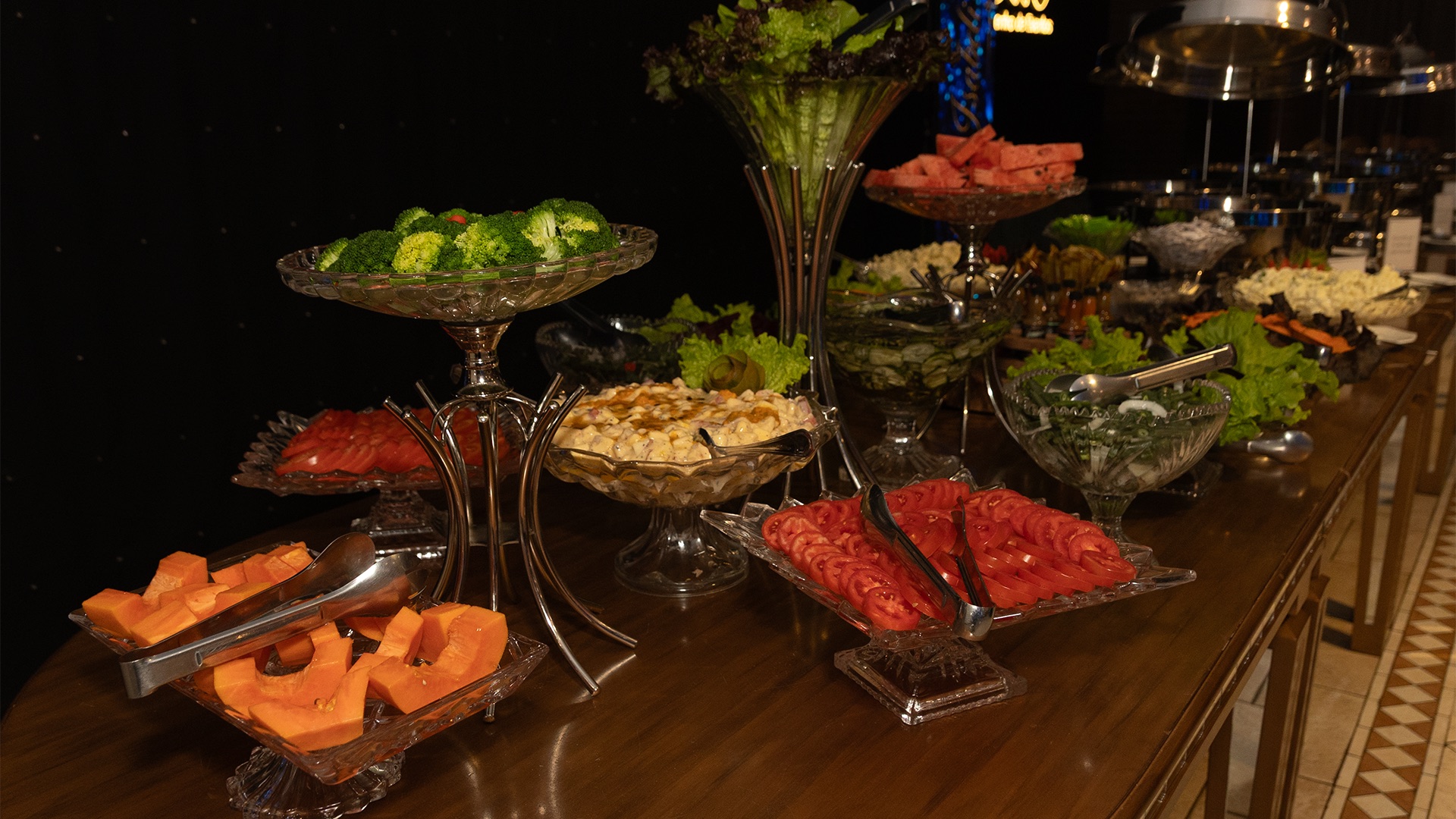 Buffet completo preparado para receber os convidados