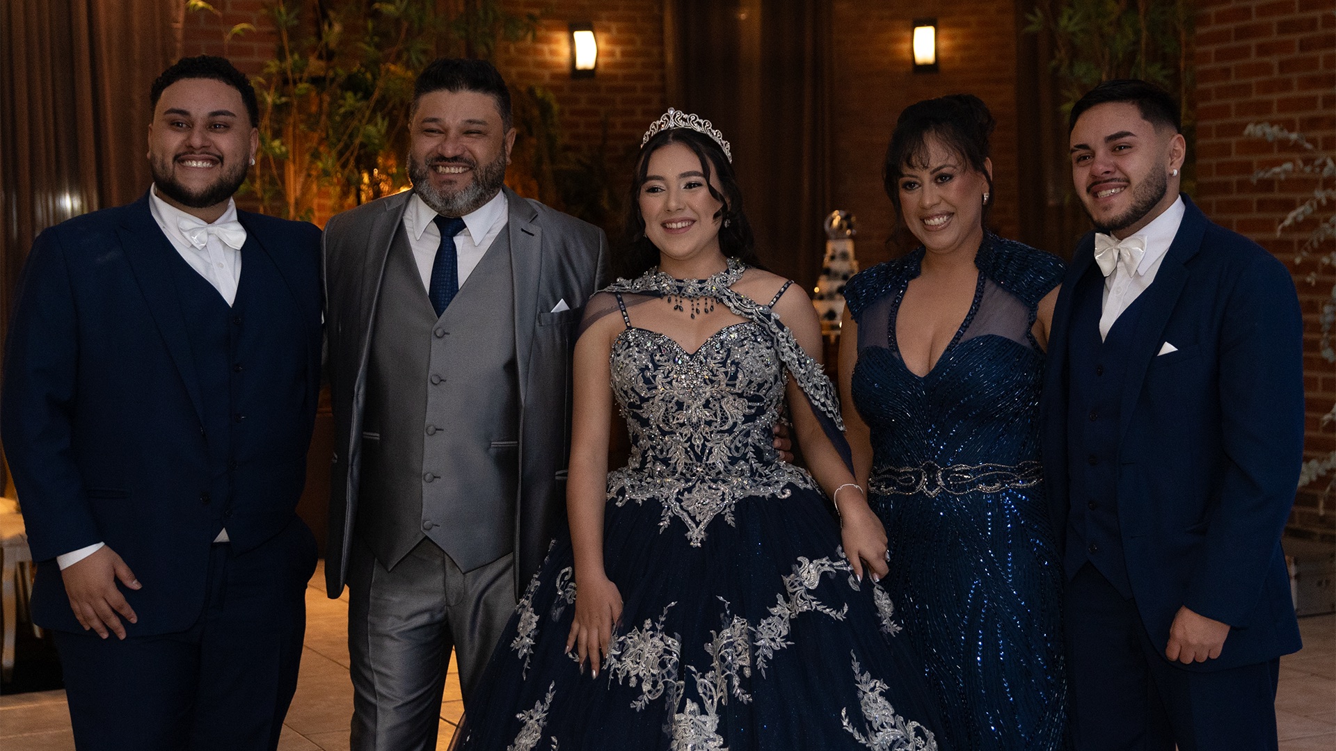 Debutante celebrando com sua família no Ello Eventos