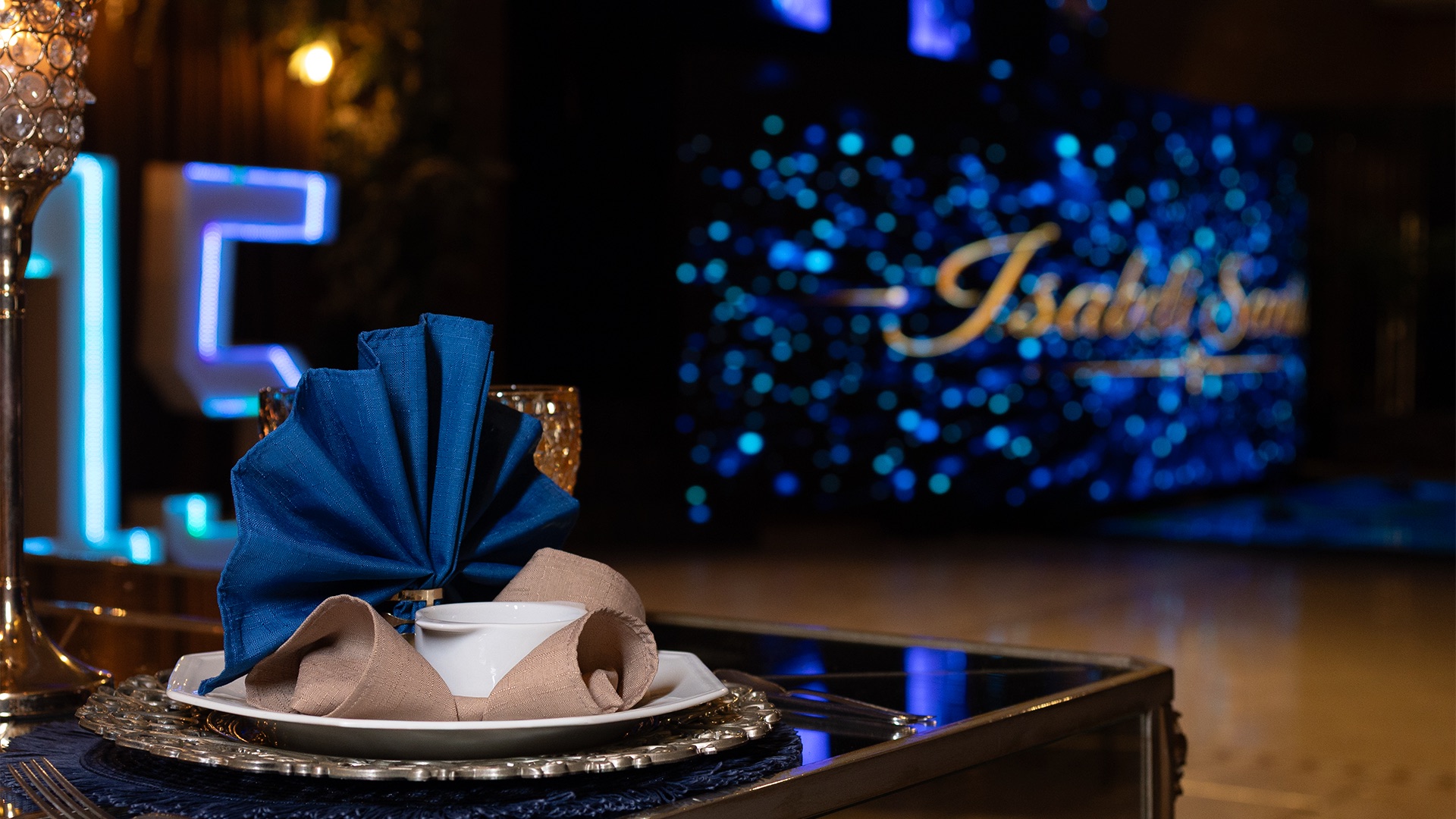 Detalhes da mesa posta e da decoração do Ello Eventos